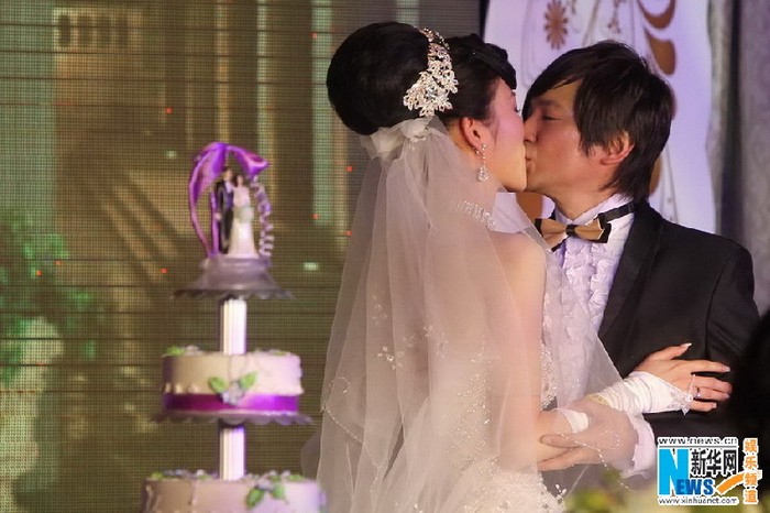 Diệp Thế Vinh, nam ca sĩ nhóm nhạc rock của Hồng Kông Beyond nước mắt đầm đìa khi hôn vợ là người mẫu Trương Vỹ Linh tại Bắc Kinh hôm 27/12/2011. Ảnh. Xinhuanet.